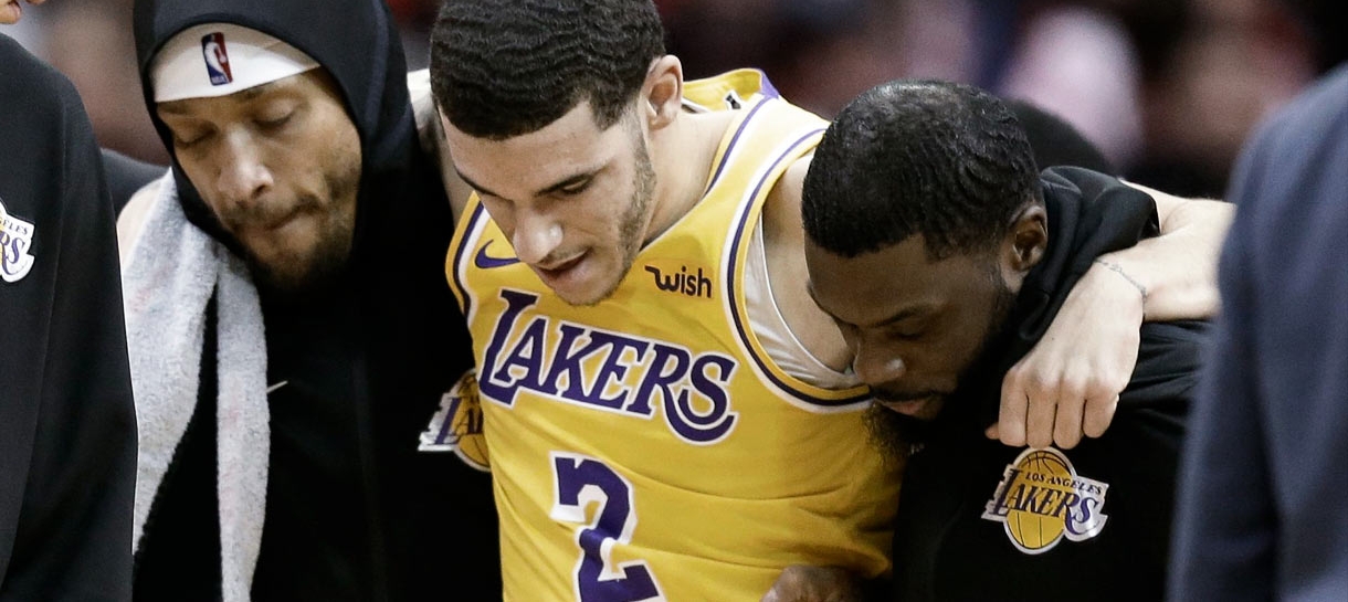 Lonzo Ball deixa o jogo contra o Rockets com lesão no tornozelo