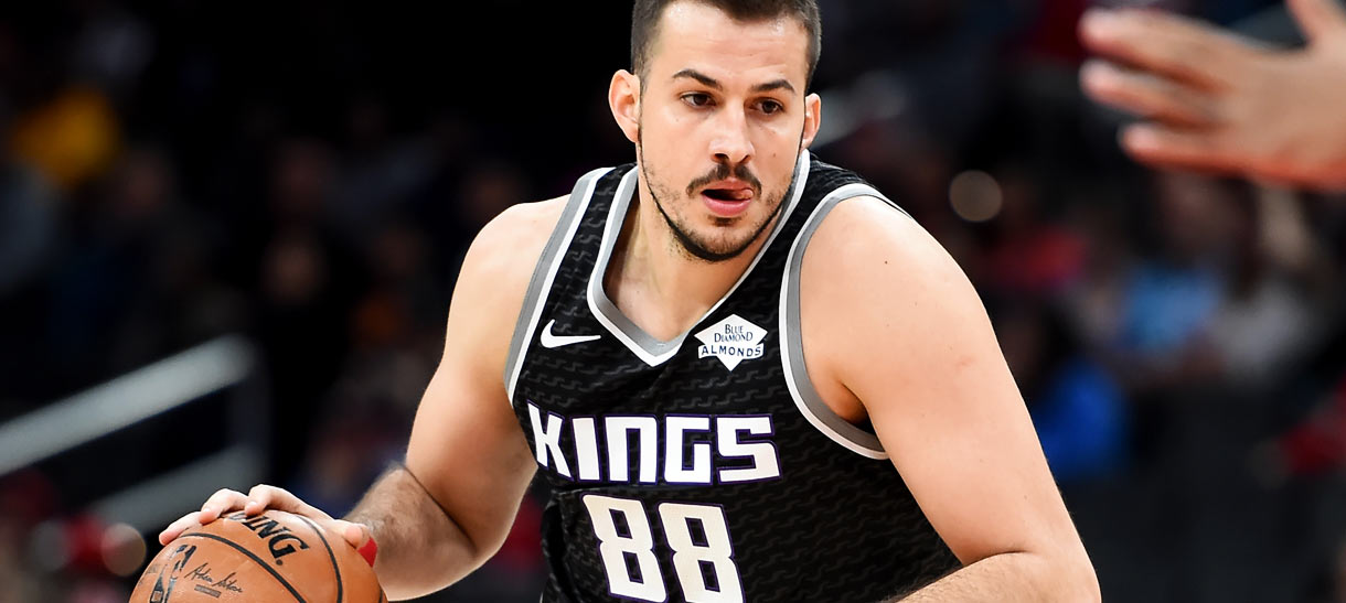 Kings coloca ex-alvo do Lakers disponível para trocas