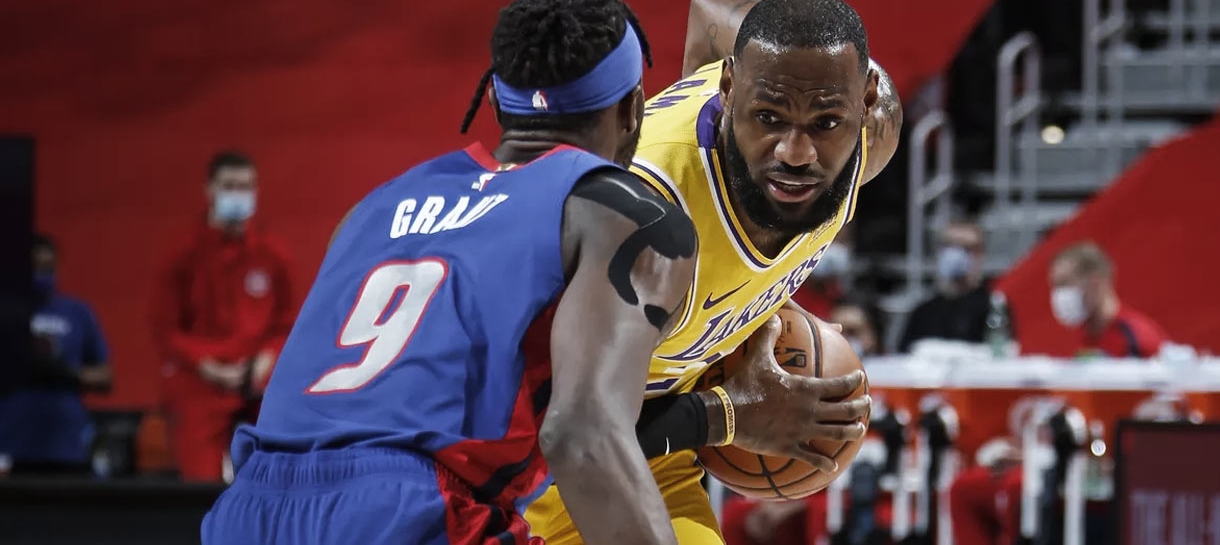 Lakers precisa de duas prorrogações para vencer o Pistons