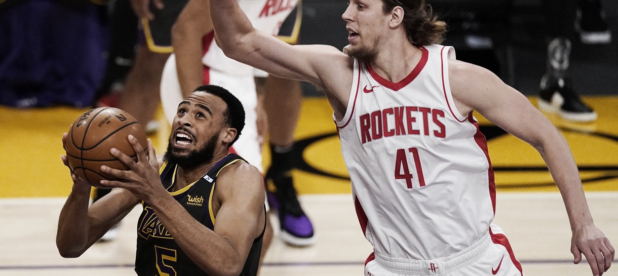 Em dia de festa, Lakers luta e vence o Rockets em Los Angeles