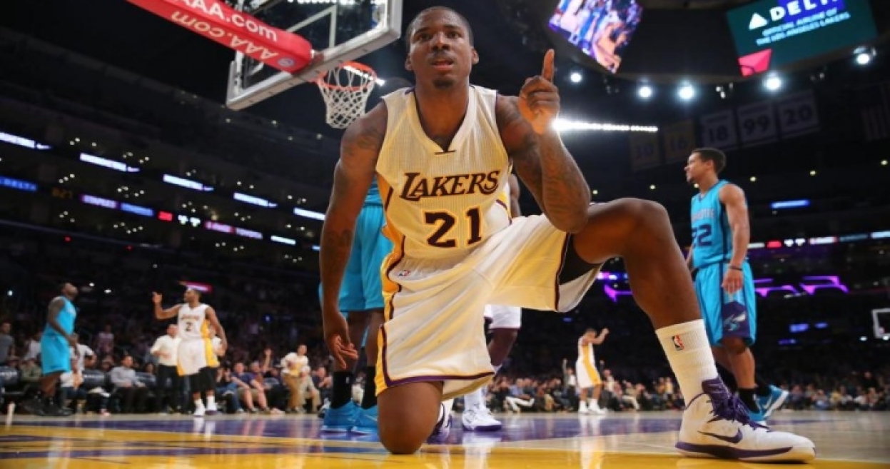 Ed Davis se torna agente livre