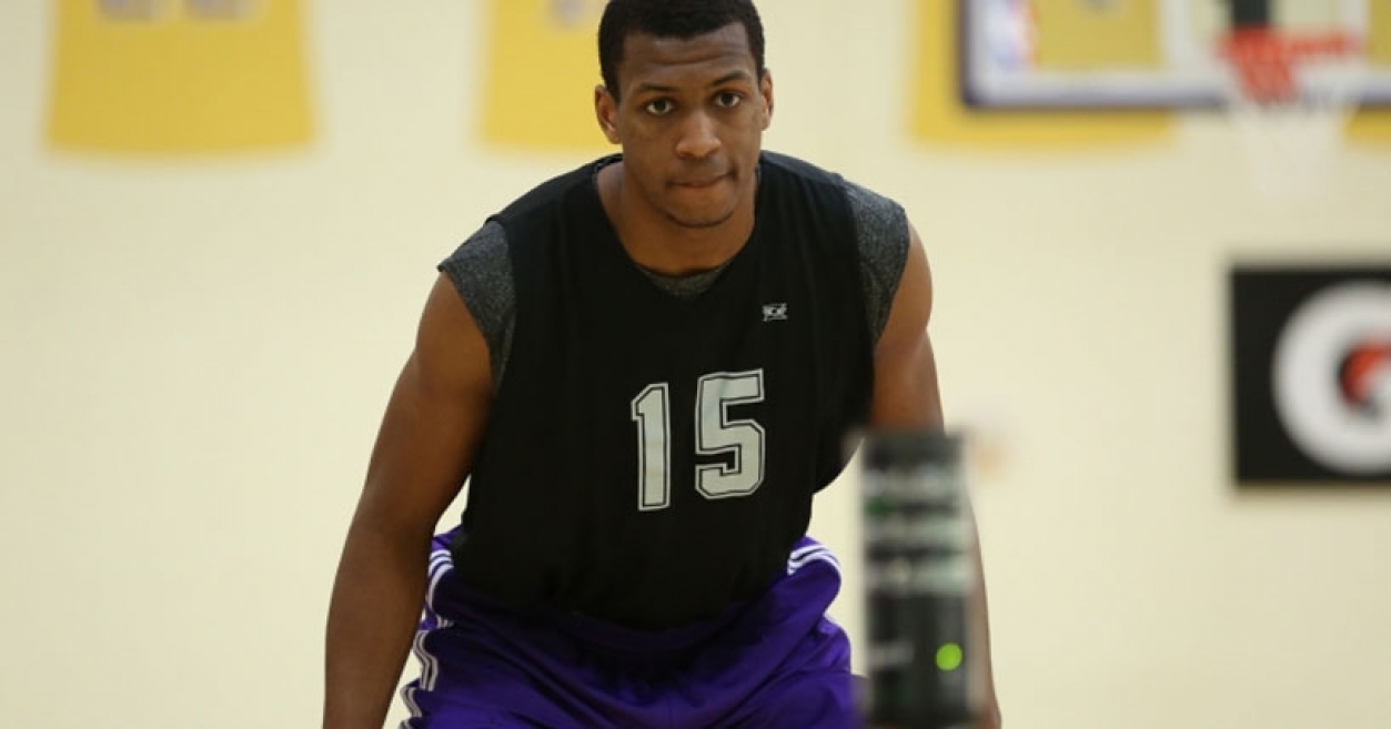 Lakers dispensa Jonathan Holmes