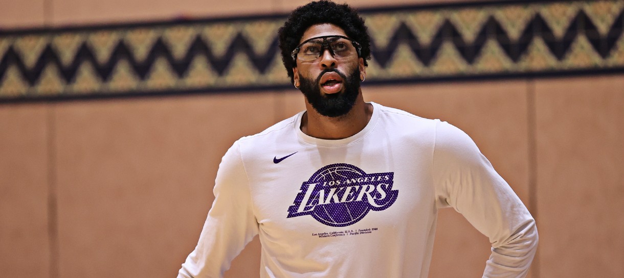 Lakers enfrenta Clippers no retorno da NBA