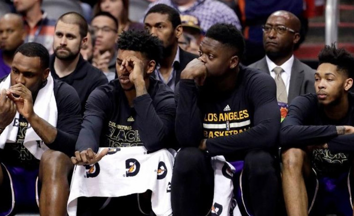 Lakers leva surra do Suns em Phoenix