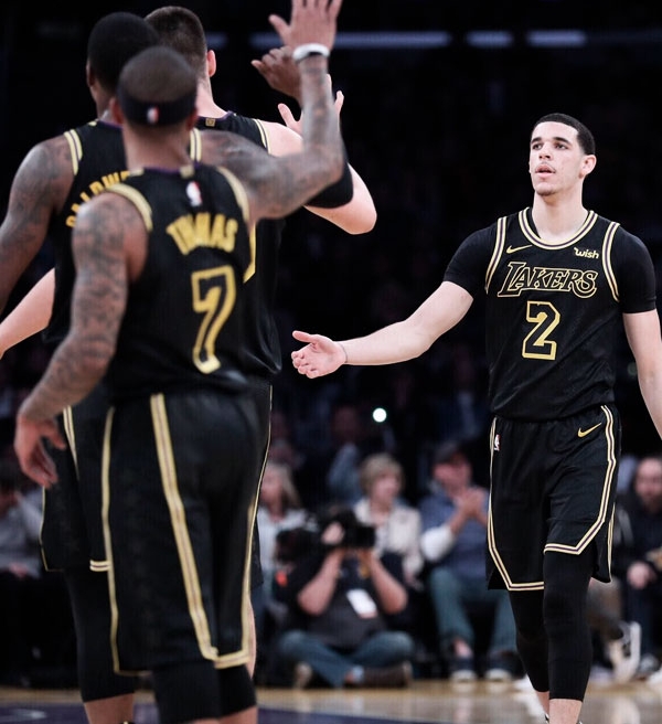 Na volta de Lonzo, Randle faz triplo-duplo e Lakers vence