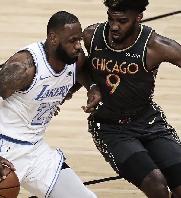 Calouro se impressiona com o que LeBron James fez durante partida entre Lakers e Bulls