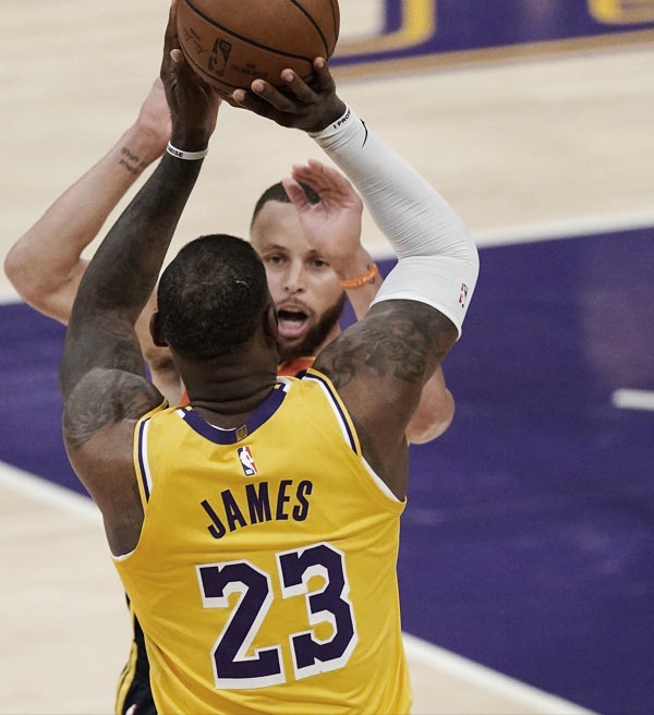 NBA: LeBron James e Stephen Curry compartilham grande momento após batalha entre Lakers e Warriors