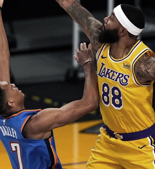 Veterano dá dica sobre time titular do Lakers para jogo 5 contra o Suns