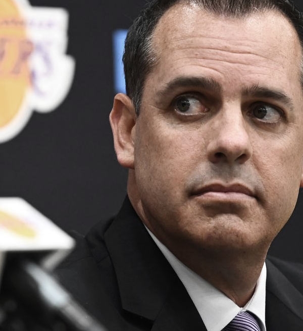 Pivô do Lakers culpa Frank Vogel por falta de tempo em quadra