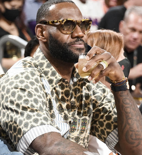 NBA: Porque LeBron James entrou com uma garrafa de tequila no jogo entre Suns e Bucks 