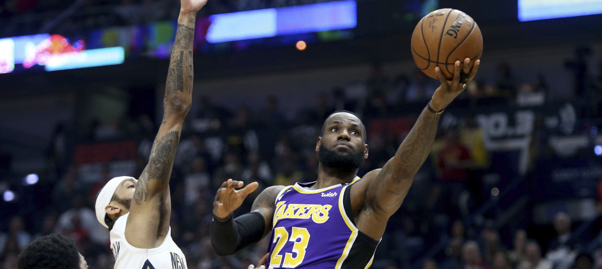 Lakers bate Pelicans após grande duelo entre LeBron e Zion