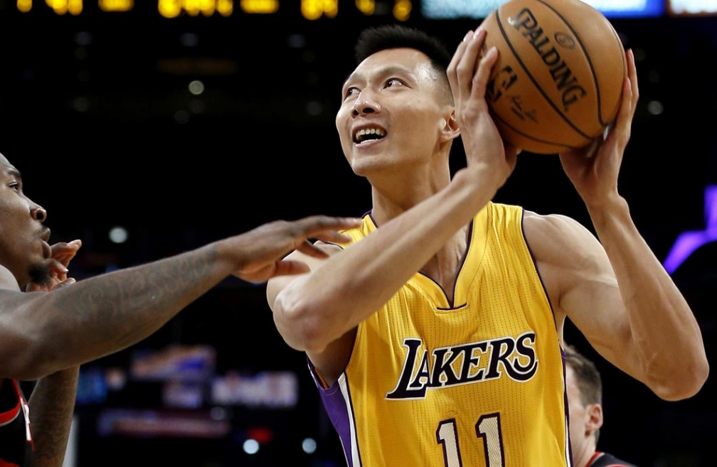 Yi Jianlian pede para ser dispensado do Lakers